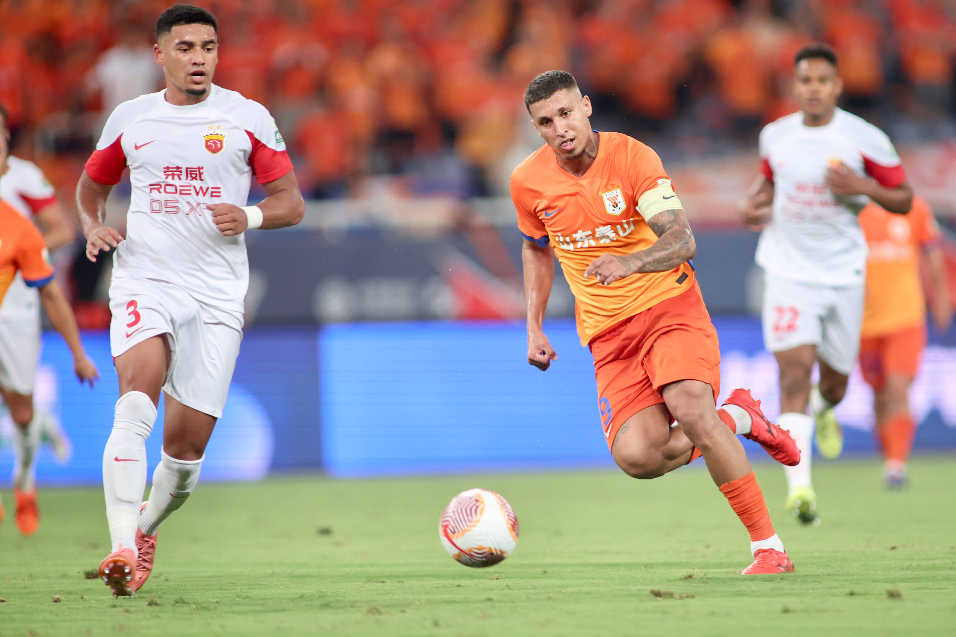 球速- 亚冠赛程吃紧,多伦多猛龙转会期内部沟通,气氛紧张,球探报告显示潜力