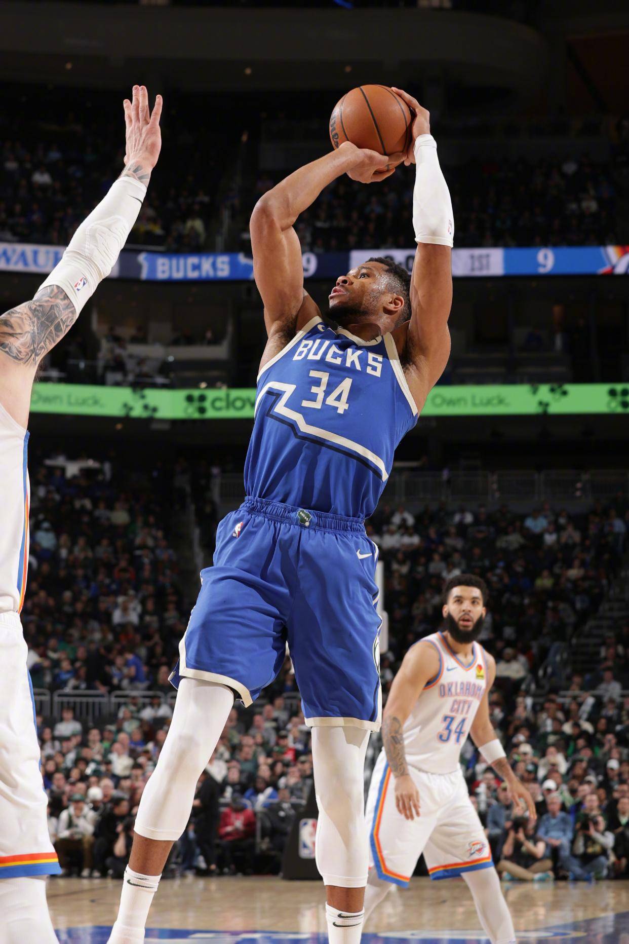 球速体育-字母哥在篮网比赛中关键助攻，高光表现引发热议！的简单介绍